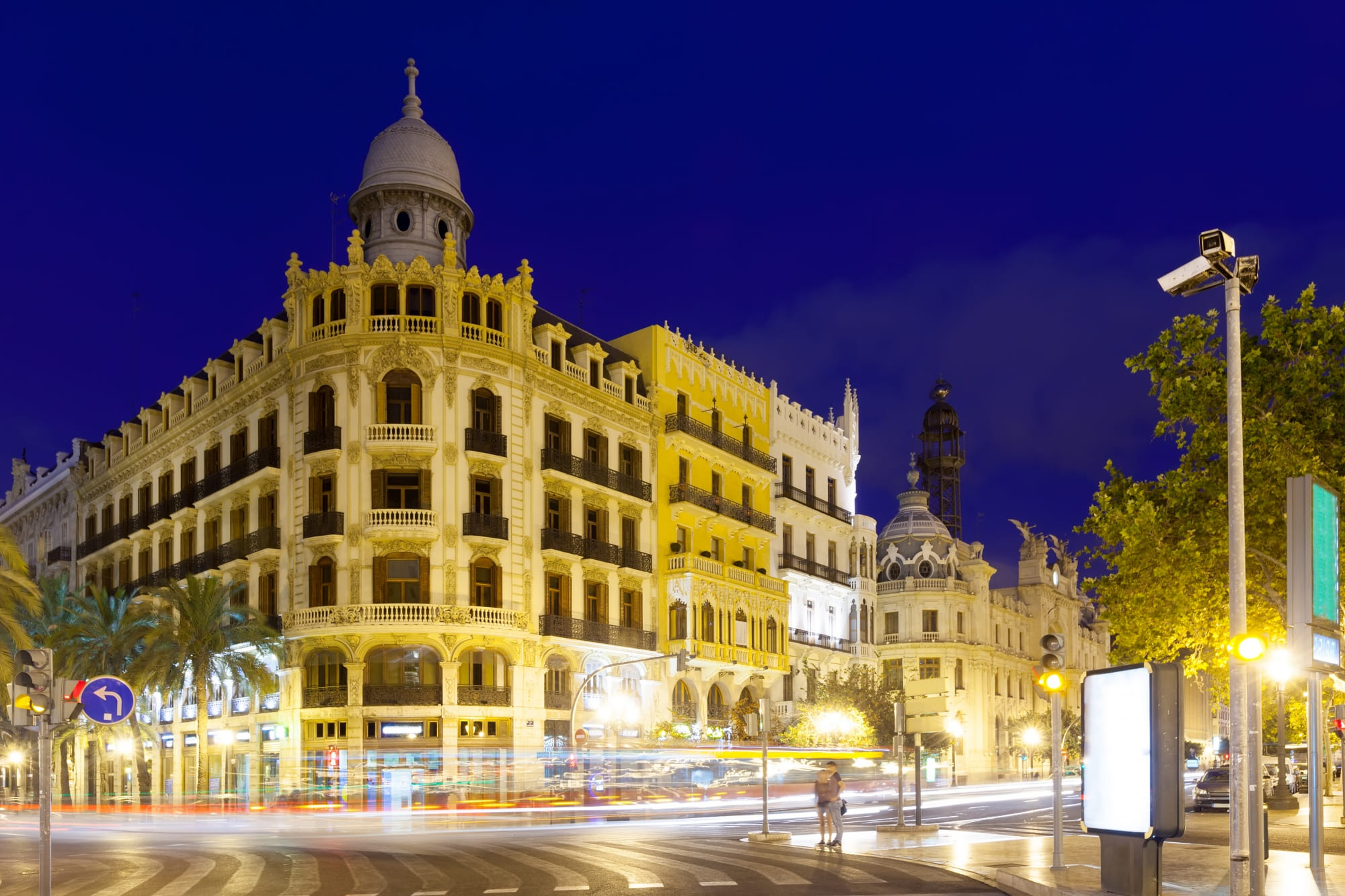 Calle nocturna en Valencia España